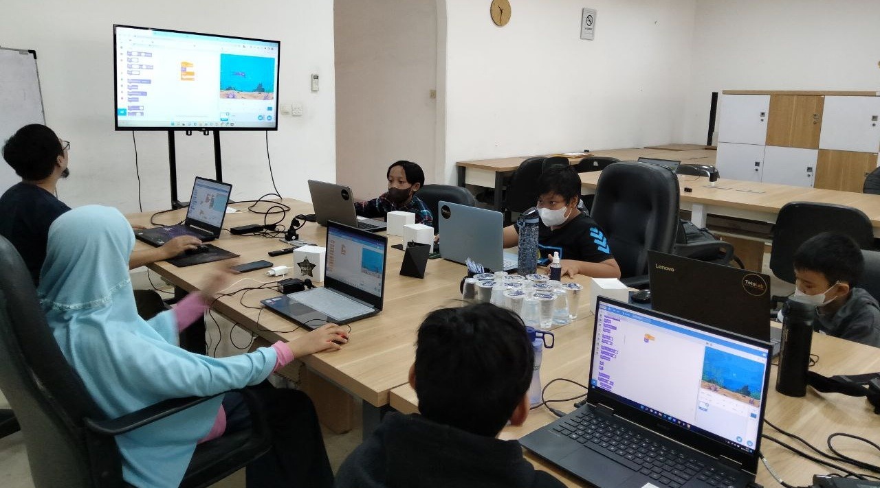 Suasana kelas coding Totolab Bandung