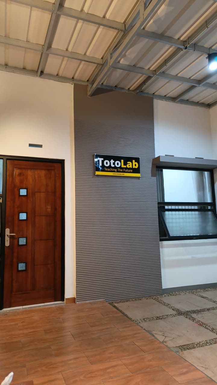 Tim Totolab saat awal berdiri